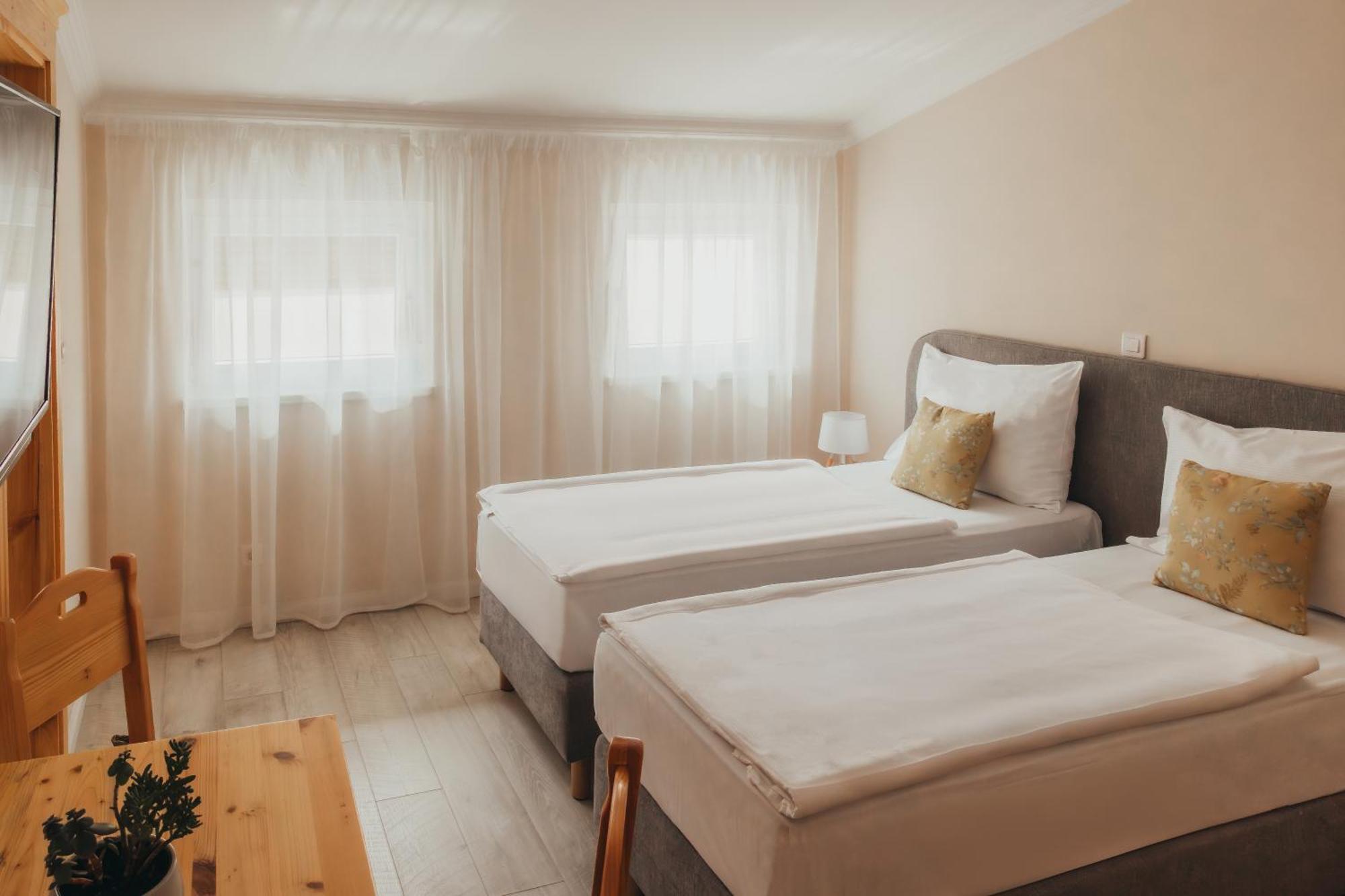 Hotel Kadoor 카를로바츠 외부 사진