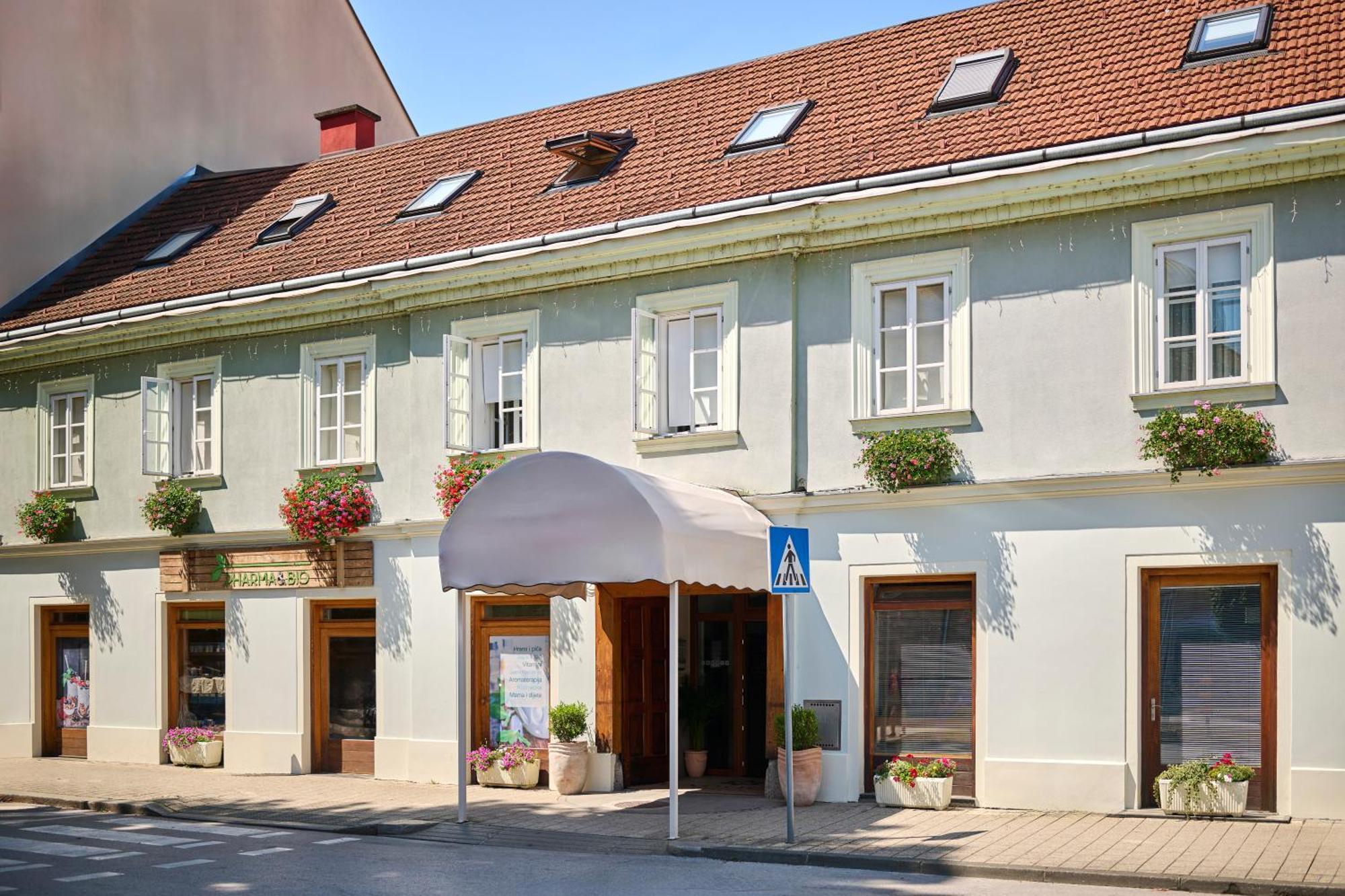 Hotel Kadoor 카를로바츠 외부 사진