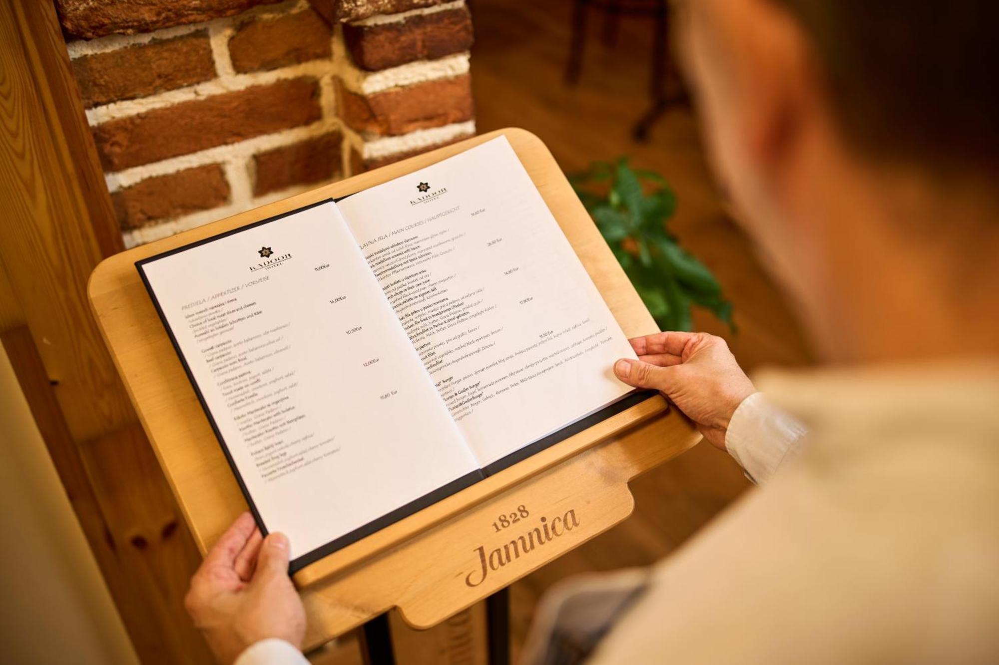 Hotel Kadoor 카를로바츠 외부 사진